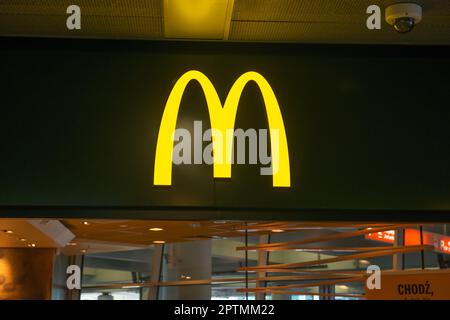 WARSCHAU, POLEN - 05. AUGUST 2022: Schild mit McDonald's Restaurant-Logo Stockfoto