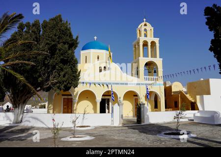 SANTORIN, GRIECHENLAND - 27. APRIL 2022: St. Georgios Oia Heilige orthodoxe Kirche, Santorin, Griechenland Stockfoto