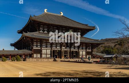 Ein Bild der großen Buddha-Halle, der größten Holzkonstruktion der Welt, und des Hauptgebäudes des Todai-JI-Tempels. Stockfoto