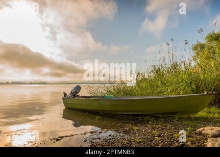 Fischerboot am Ufer der Insel Reichenau im Morgenlicht, Bodensee, Baden-Württemberg, Deutschland Stockfoto