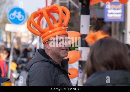 Mann Mit Plastikkrone Bei Kingsday Amsterdam Niederlande 27-4-2023 Stockfoto