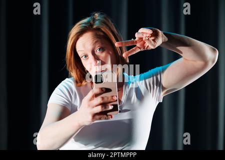 Kylie Bates Schauspielerin. Foto von Final Rehersal for ENACT: Band 1, eine Reihe von Originalstücken, die als Reaktion auf die Erfahrungen und Beobachtungen der Jugendlichen von gesunden Beziehungen in partizipativen Workshops in Schulen geschrieben und entwickelt wurden. Die Stücke wurden von der Cherwell Theatre Company aufgeführt. Stockfoto