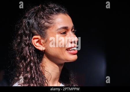 Olivia Sinclair, Schauspielerin. Foto von Final Rehersal for ENACT: Band 1, eine Reihe von Originalstücken, die als Reaktion auf die Erfahrungen und Beobachtungen der Jugendlichen von gesunden Beziehungen in partizipativen Workshops in Schulen geschrieben und entwickelt wurden. Die Stücke wurden von der Cherwell Theatre Company aufgeführt. Stockfoto