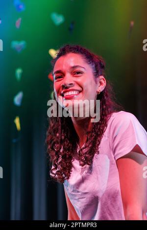 Olivia Sinclair, Schauspielerin. Foto von Final Rehersal for ENACT: Band 1, eine Reihe von Originalstücken, die als Reaktion auf die Erfahrungen und Beobachtungen der Jugendlichen von gesunden Beziehungen in partizipativen Workshops in Schulen geschrieben und entwickelt wurden. Die Stücke wurden von der Cherwell Theatre Company aufgeführt. Stockfoto