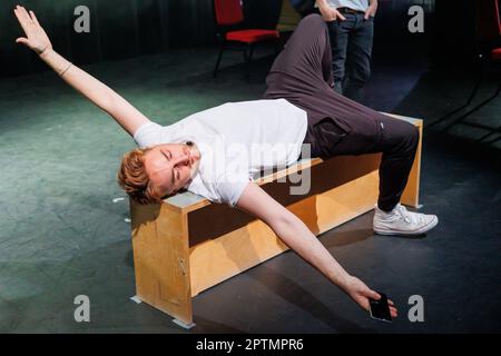 Ross Tomlinson, Schauspieler. Foto von Final Rehersal for ENACT: Band 1, eine Reihe von Originalstücken, die als Reaktion auf die Erfahrungen und Beobachtungen der Jugendlichen von gesunden Beziehungen in partizipativen Workshops in Schulen geschrieben und entwickelt wurden. Die Stücke wurden von der Cherwell Theatre Company aufgeführt. Stockfoto