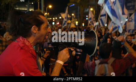 Die Israelis nehmen an einer Demonstration gegen die Justizreform der israelischen Regierung Teil, als Israel am 25. April 2023 in Tel Aviv, Israel, die jährlichen Unabhängigkeitstag-Feierlichkeiten beging. Stockfoto