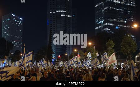 Die Israelis nehmen an einer Demonstration gegen die Justizreform der israelischen Regierung Teil, als Israel am 25. April 2023 in Tel Aviv, Israel, die jährlichen Unabhängigkeitstag-Feierlichkeiten beging. Stockfoto