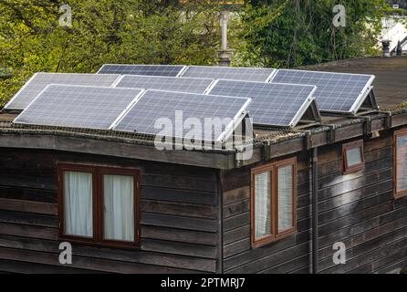 Hausboot mit Sonnenkollektoren auf dem Dach Stockfoto