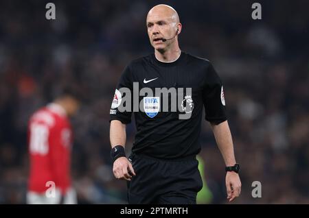 London, Großbritannien. 27. April 2023. Schiedsrichter Anthony Taylor während des Premier League-Spiels im Tottenham Hotspur Stadium, London. Das Bild sollte lauten: Paul Terry/Sportimage Credit: Sportimage Ltd/Alamy Live News Stockfoto
