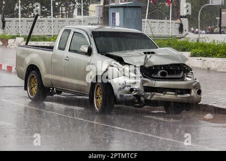 Spuren beschädigter Autos bei einem Unfall durch Regen, rutschige Straßen Stockfoto