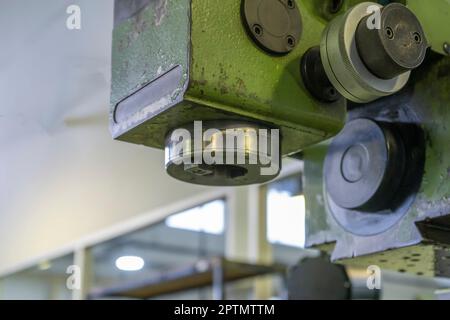 CNC-Drehspindel und alte Drehmaschine Stockfoto