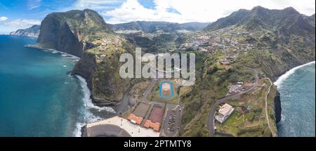 Madeira Island Portugal - 04 19 2023 Uhr: Panoramablick aus der Vogelperspektive auf das Dorf Faial, ein ikonisches Dorf an der Küste der Insel Madeira, Hafen Stockfoto