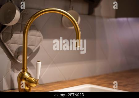 Wasserhahn in der Küche als Hintergrund Stockfoto