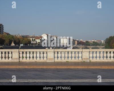 TURIN, ITALIEN - CA. 2022. OKTOBER: Übersetzung Fiume Po River Po Stockfoto