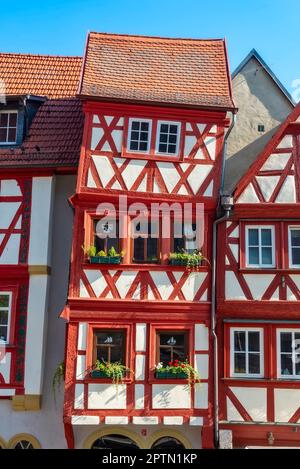 Die Fassade eines verformten, kleinen und renovierten Fachwerkhauses Stockfoto