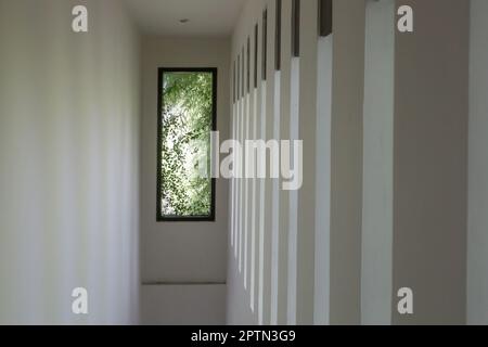 Moderner weißer schmaler Flur mit Fenstern an der Seitenwand Stockfoto