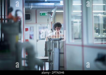 Ingenieurin in der Industrie, Hannover, Niedersachsen, Deutschland Stockfoto