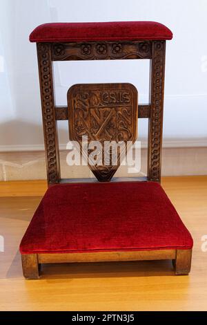 Kneeler aus Holz mit Intarsien in der Sagrada Familia, Barcelona, Spanien. Stockfoto