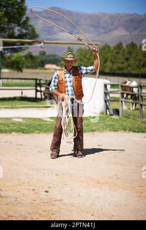 Zeit für ein Lasso als Gesetzloser. Ein Mann mit Lasso auf der Farm Stockfoto