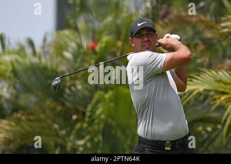 Singapur. 28. April 2023. Team Smash's Brooks Koepka aus den Vereinigten Staaten tritt am ersten Tag des LIV Golf Singapore im Sentosa Golf Club in Singapur am 28. April 2023 an. Kredit: Dann Chih Wey/Xinhua/Alamy Live News Stockfoto