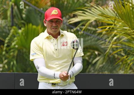 Singapur. 28. April 2023. Sergio Garcia von Team Fireballs aus Spanien tritt am ersten Tag des LIV Golf Singapore im Sentosa Golf Club in Singapur am 28. April 2023 an. Kredit: Dann Chih Wey/Xinhua/Alamy Live News Stockfoto