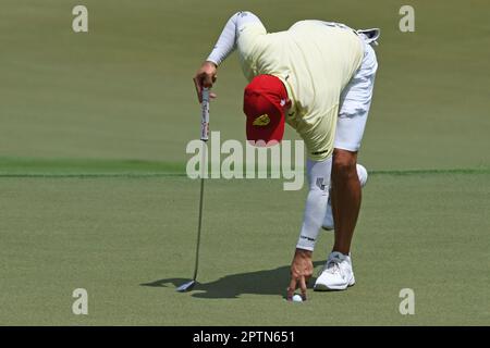 Singapur. 28. April 2023. Sergio Garcia von Team Fireballs aus Spanien tritt am ersten Tag des LIV Golf Singapore im Sentosa Golf Club in Singapur am 28. April 2023 an. Kredit: Dann Chih Wey/Xinhua/Alamy Live News Stockfoto