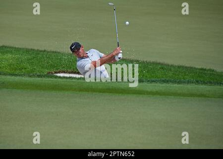 Singapur. 28. April 2023. Team Smash's Brooks Koepka aus den Vereinigten Staaten tritt am ersten Tag des LIV Golf Singapore im Sentosa Golf Club in Singapur am 28. April 2023 an. Kredit: Dann Chih Wey/Xinhua/Alamy Live News Stockfoto