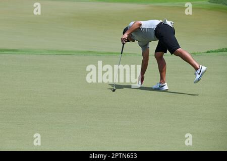 Singapur. 28. April 2023. Team Smash's Brooks Koepka aus den Vereinigten Staaten tritt am ersten Tag des LIV Golf Singapore im Sentosa Golf Club in Singapur am 28. April 2023 an. Kredit: Dann Chih Wey/Xinhua/Alamy Live News Stockfoto