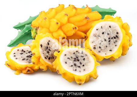 Drachenfrucht und Drachenfrucht Scheiben isoliert auf weißem Hintergrund. Stockfoto