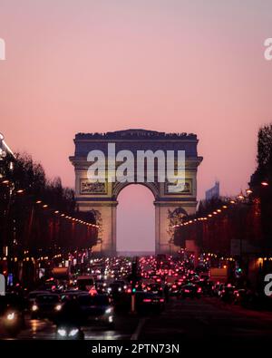 Blick auf den Arc de triomphe bei Sonnenuntergang von den champs elysees Stockfoto