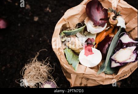 Kompost in einem braunen Beutel voller Gemüse Stockfoto