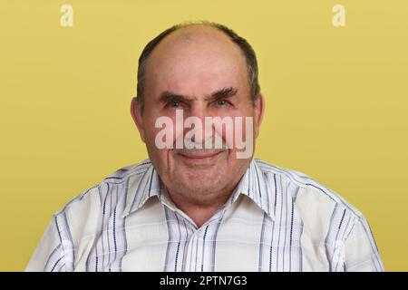 Nahaufnahme eines fröhlichen Mannes in seinen 70s und 80s. Stockfoto