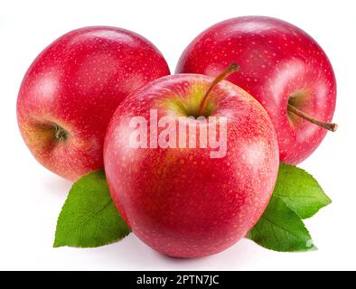 Reife rote Äpfel mit grünen Blättern auf weißem Hintergrund. Stockfoto