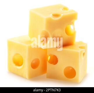 Pyramide von Emmentalen Käsewürfeln, isoliert auf weißem Hintergrund. Stockfoto