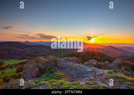 Panoramablick auf die Hügel im zentralen Böhmischen Hochland. Tschechisch Stockfoto