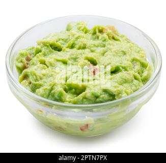 Glasschüssel mit Guacamole auf weißem Hintergrund. Datei enthält Beschneidungspfad. Stockfoto