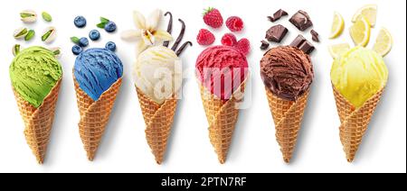 Set aus verschiedenen Arten von Eiskugeln in Waffelmuscheln mit Eiscreme-Zutaten - Obst, Beeren und Süßigkeiten. Isoliert auf weißem Hintergrund. Stockfoto
