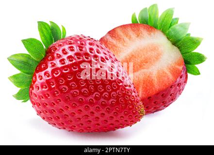 Reife, perfekte Erdbeere und Querschnitt von Erdbeere, isoliert auf weißem Hintergrund. Stockfoto
