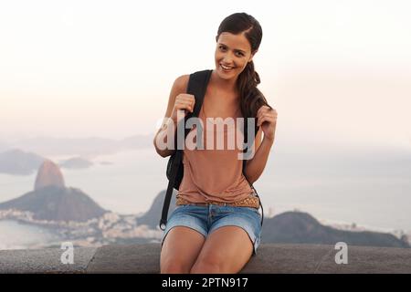 Ein Traum für Entdecker - Rucksacktouristen. Eine junge Frau, die eine fremde Stadt bereist Stockfoto