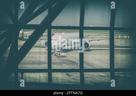 Die Ingenieure überprüfen die Vorderräder des Flugzeugs. Stockfoto