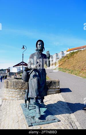 Statue von Mary Anning entlang der Promenade, Lyme Regis, Dorset, Großbritannien, Europa. Stockfoto