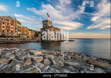 Antikes Schloss in der Bucht von Rapallo an der italienischen Riviera Stockfoto