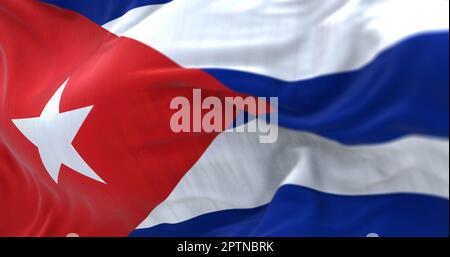 Nahaufnahme der im Wind wehenden kubanischen Nationalflagge. Die Republik Kuba ist ein Inselstaat in Mittelamerika. Texturierter Hintergrund aus Stoff. Se Stockfoto