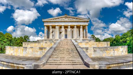 Vorderansicht des Walhalla-Denkmals mit seiner umlaufenden griechischen Portiko und Treppe im Vordergrund, nahe Regensburg, Bayern Stockfoto