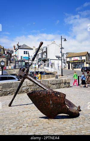 Großer Anker entlang der Küste mit alten Geschäften hinten, Lyme Regis, Dorset, Großbritannien, Europa. Stockfoto