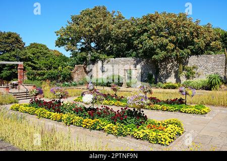 Hübscher ummauerter Garten auf dem Gelände von Connaught Gardens, Sidmouth, Devon, Großbritannien, Europa Stockfoto