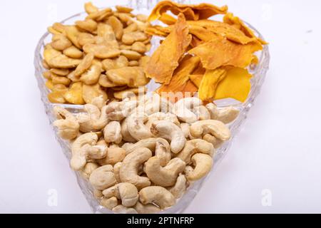 Geröstete und gesalzene Fava-Bohnen, Cashewnüsse und getrocknete Mangoscheiben für einen gesunden veganen und vegetarischen Ernährungs-Snack. Hoch in Protein, Vitamine, Diät-Fi Stockfoto