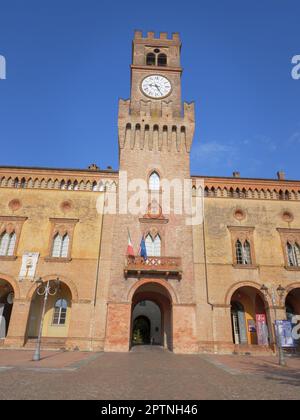 Rocca Pallavicino und die Statue von Giuseppe Verdi, italienischer Komponist, Parma, Italien. Stockfoto