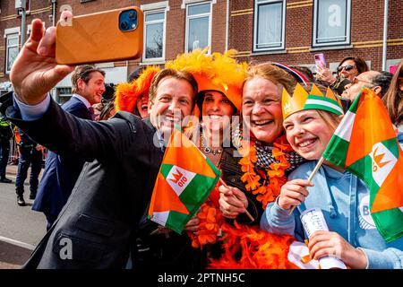 ROTTERDAM - König Willem-Alexander, Königin Maxima, Prinzessin Amalia, Prinzessin Alexia, Prinzessin Ariane, Prinz Constantijn, Prinzessin Laurentien und Mitglieder der Königsfamilie nehmen am 27. April 2023 in Rotterdam an der Königsfeier Teil. Foto: Patrick van Katwijk Stockfoto