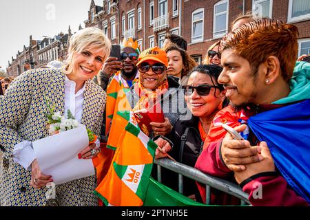 ROTTERDAM - König Willem-Alexander, Königin Maxima, Prinzessin Amalia, Prinzessin Alexia, Prinzessin Ariane, Prinz Constantijn, Prinzessin Laurentien und Mitglieder der Königsfamilie nehmen am 27. April 2023 in Rotterdam an der Königsfeier Teil. Foto: Patrick van Katwijk Stockfoto